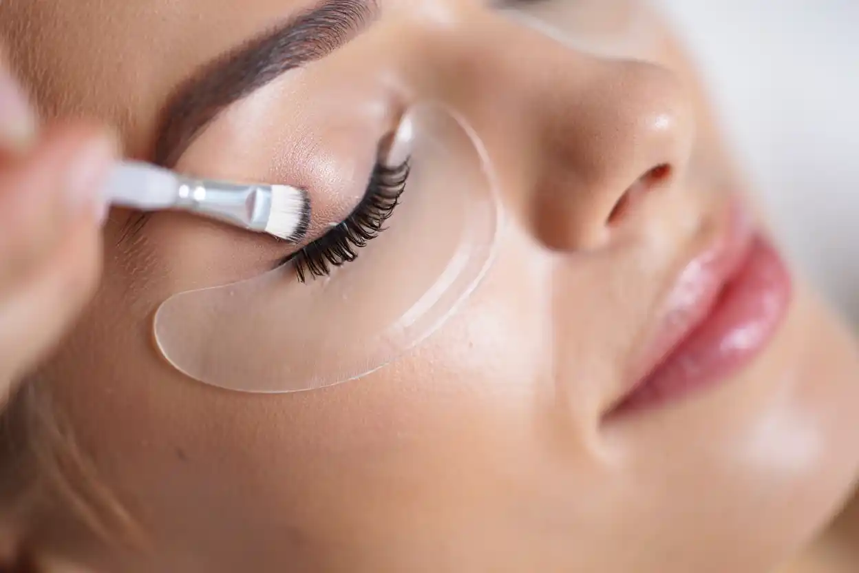Technique de rehaussement de cils en cours d'application